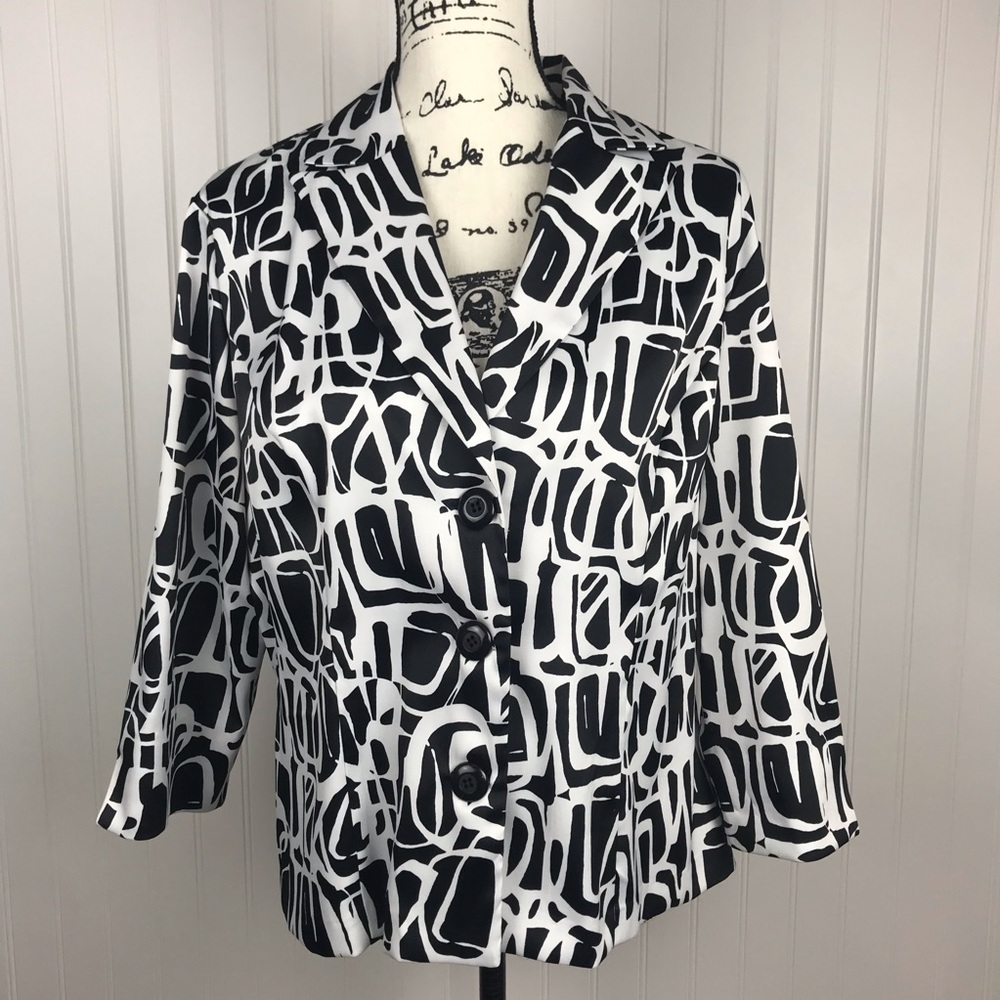 Dressbarn Black/White Abstract Button Blazer
